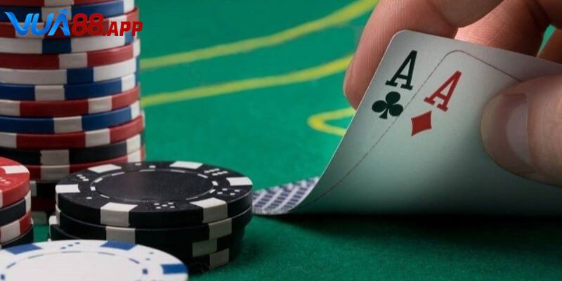 Tiến hành so sánh với quân bài khác trong poker